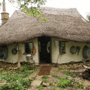 Michael Buck, un agricoltore dell’Oxfordshire ha raccolto per anni materiali di scarto e in otto mesi ha eretto una casa dove tutto, tranne i vetri, è biodegradabile